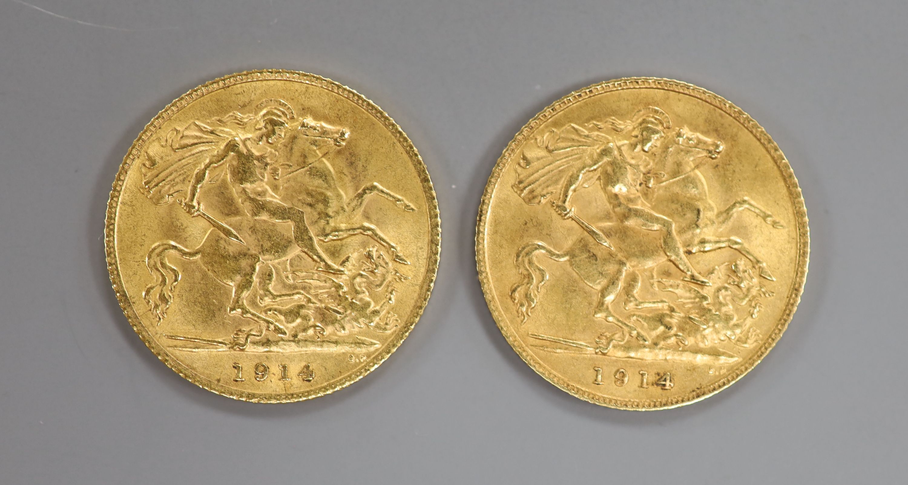 Two George V 1914 gold half sovereigns.